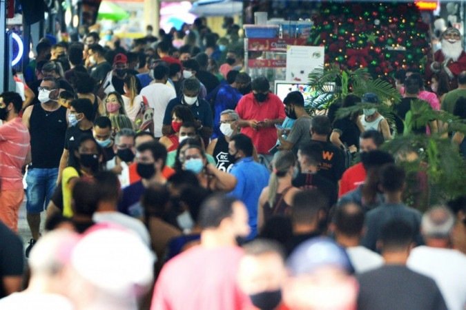 Aglomeração de pessoas na Feira dos Importados
