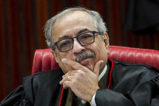 O ministro do Tribunal Superior Eleitoral (TSE), Og Fernandes, durante sessão plenária para analisar embargos a declarações de representação, recursos ordinários e recursos eleitorais especiais relativos às Eleições de 2018.  