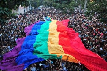 Manifestantes da Parada LGBT encobertos pela bandeira nas cores do arco-&iacute;ris -  (crédito: Gladyston Rodrigues/EM/DA PRESS)