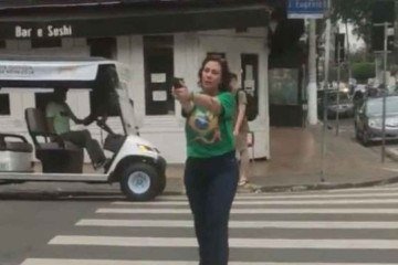 Zambelli apontando arma, opositor fora de cena, no meio de rua. -  (crédito: Redes Sociais/Reprodução)