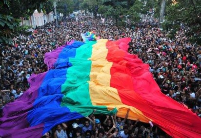Manifestantes da Parada LGBT encobertos pela bandeira nas cores do arco-&iacute;ris -  (crédito: Gladyston Rodrigues/EM/DA PRESS)