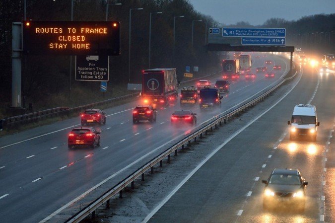 Uma placa na autoestrada M56 informa aos motoristas que todas as rotas para a França estão fechadas na junção com a M6 em Lower Stretton perto de Warrington, noroeste da Inglaterra, em 21 de dezembro de 2020. -  (crédito: Paul ELLIS / AFP)