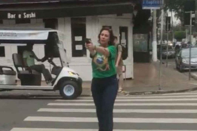 Zambelli apontando arma, opositor fora de cena, no meio de rua. - (crédito: Redes Sociais/Reprodução) Zambelli apontando arma, opositor fora de cena, no meio de rua. - (crédito: Redes Sociais/Reprodução)