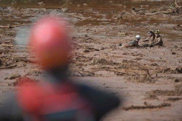 Bombeiros trabalham na lama para resgatar corpo de vítima do desastre de Brumadinho
 -  (crédito: Alexandre Guzanshe/EM/D.A PRESS - 27/1/2019)
