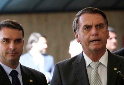 Senador Flávio Bolsonaro ao lado do presidente Jair Bolsonaro -  (crédito: Wilson Dias/Agência Brasil)