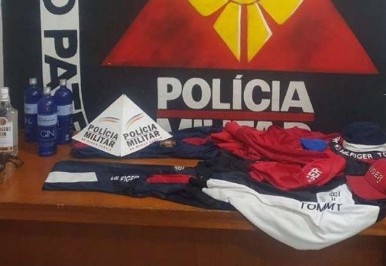 Arma, roupas e outros objetos apreendidos pela PM na madrugada