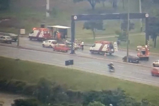 Acidente nas proximidades da ponte JK, sentido Plano Piloto -  (crédito: Divulgação/CBMDF)