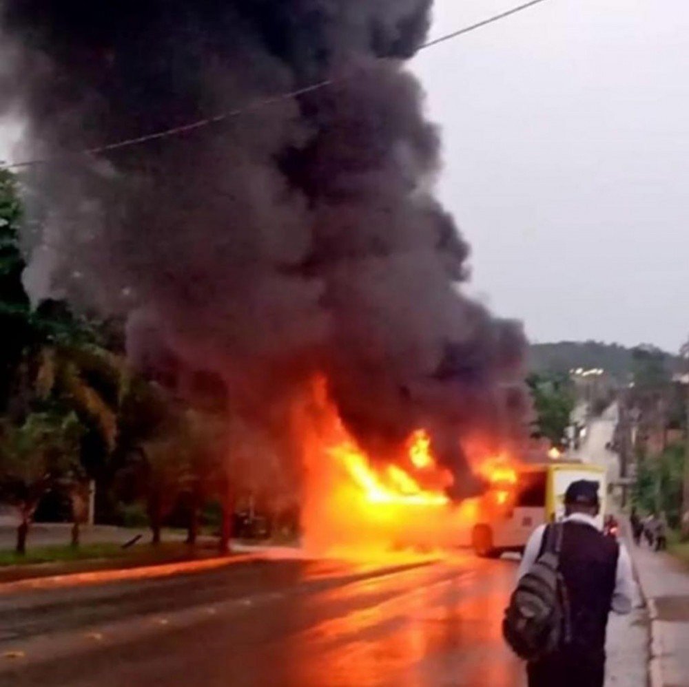 Manifestantes bloqueiam rodovia e incendeiam ônibus contra derrubada