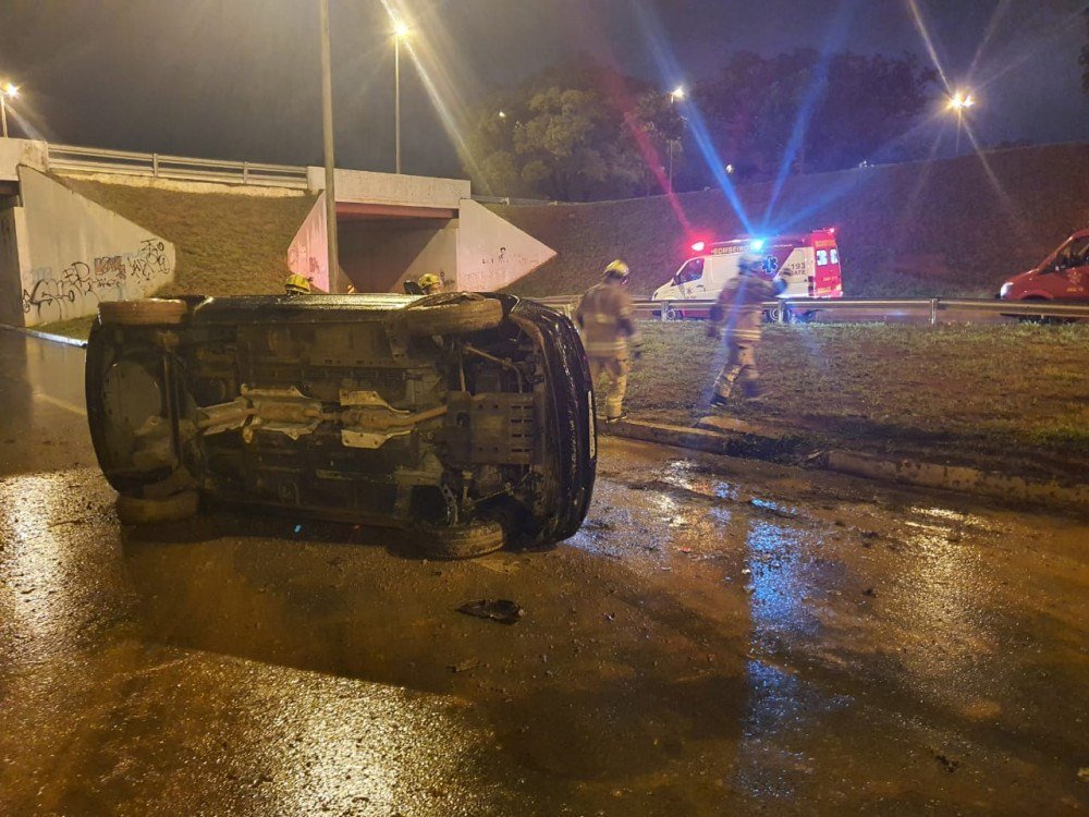 Acidente ao lado do viaduto de acesso à Avenida L4 Sul