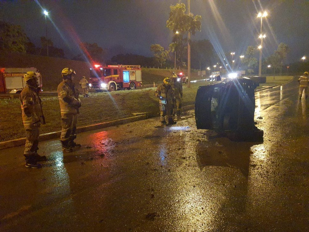 Acidente ao lado do viaduto de acesso à Avenida L4 Sul