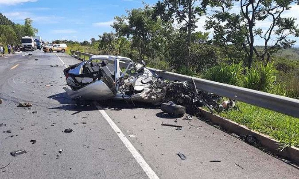 Batida entre carro e caminhão mata cinco pessoas na manhã de Natal em MG