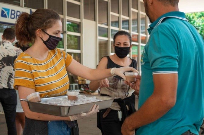 Em meio ao espírito natalino, projetos sociais promovem ceia para pessoas em situação de rua no Setor Comercial Sul e em Taguatinga