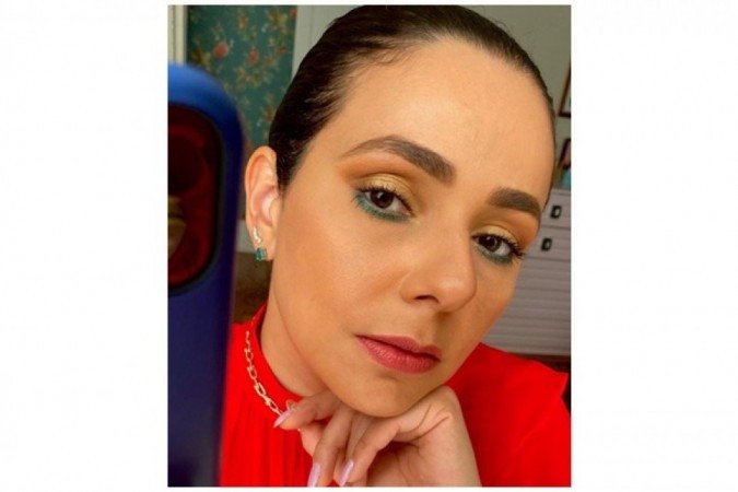 A a make monocromática de Priscila Miguel deu destaque para o delineado colorido 