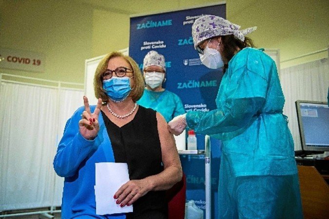 Emoção e otimismo: mulher faz o 