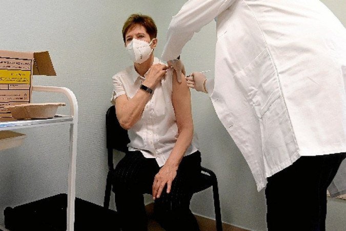 A húngara Adrienne Kertesz, médica de Budapeste, recebe a vacina, administrada pelo infectologista Janos Szlavik