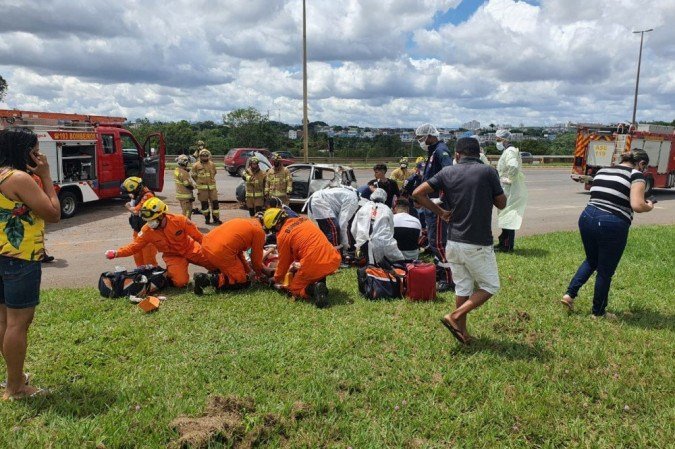 Capotagem na EPIA deixa cinco pessoas feridas neste s&aacute;bado (26/12)