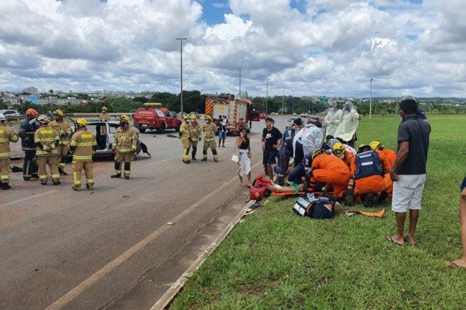 Capotagem na EPIA deixa cinco pessoas feridas neste s&aacute;bado (26/12)