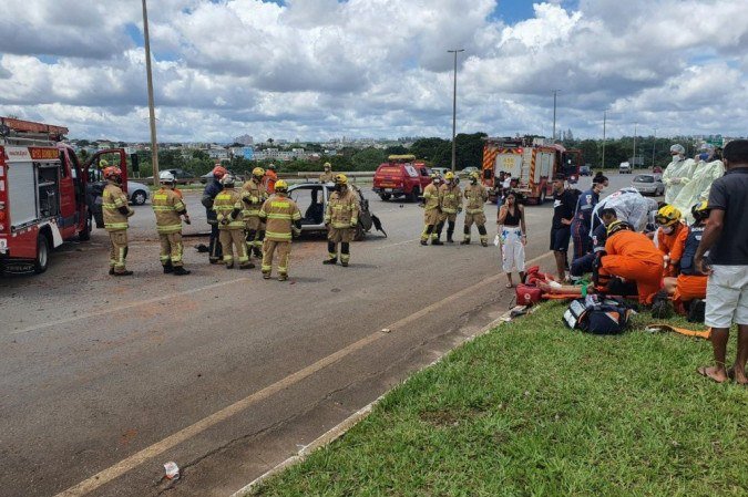 Capotagem na EPIA deixa cinco pessoas feridas neste s&aacute;bado (26/12)