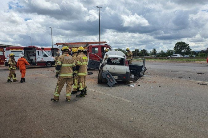 Capotagem na EPIA deixa cinco pessoas feridas neste s&aacute;bado (26/12)