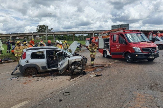 Capotagem na EPIA deixa cinco pessoas feridas neste s&aacute;bado (26/12)