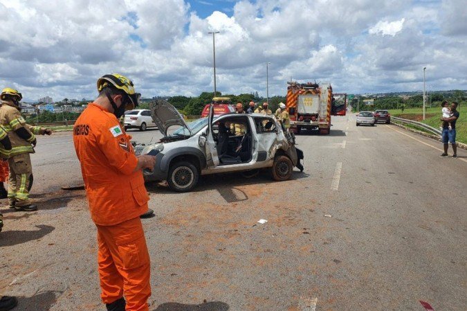 Capotagem na EPIA deixa cinco pessoas feridas neste s&aacute;bado (26/12)