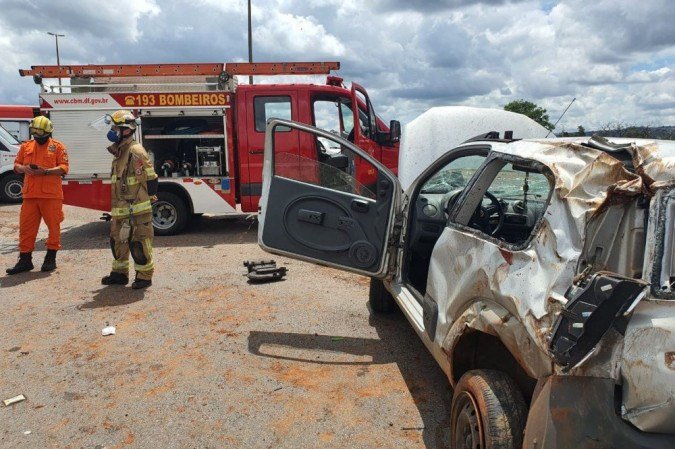 Capotagem na EPIA deixa cinco pessoas feridas neste s&aacute;bado (26/12)