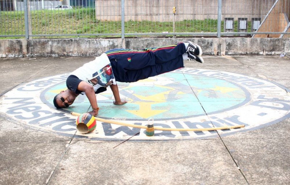 Professor de capoeira trabalha valores como respeito e humildade em Ceilândia