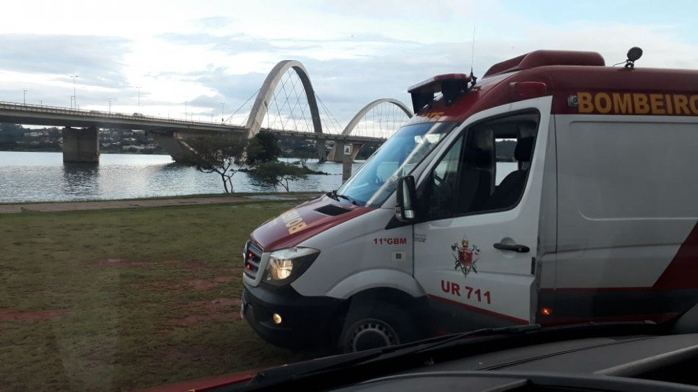Mulher sofre queda de moto aquática, tem cabelo sugado e fica submersa no Lago Paranoá