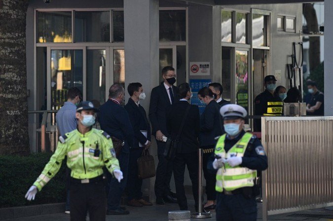 Diplomatas dos Estados Unidos, Grã-Bretanha, Austrália, Canadá, Portugal e Holanda aguardam do lado de fora do Tribunal Popular do Distrito de Yantian, onde 12 ativistas pró-democracia serão julgados. -  (crédito: Noel Celis / AFP)