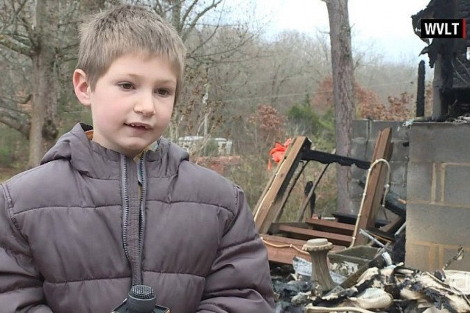 Menino de 7 anos resgata irmã de 2 anos de casa pegando fogo