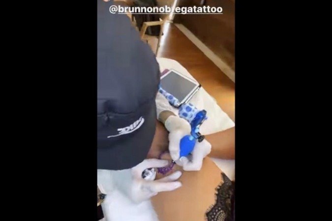 Tatuador foi à casa em que Cleo está