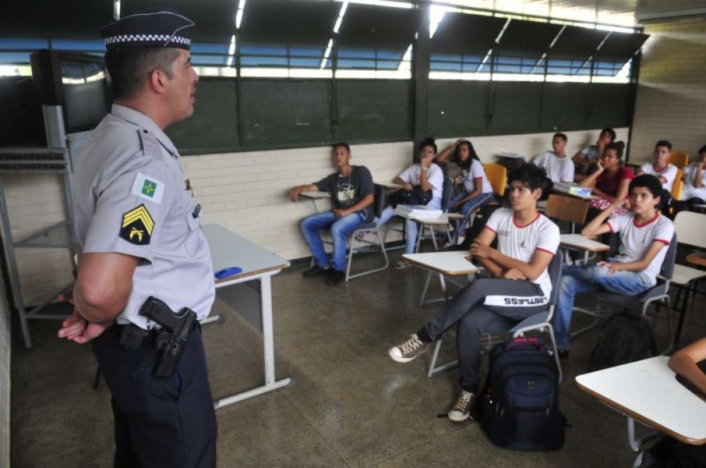 Expansão do ensino cívico-militar divide comunidade escolar