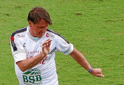 
Bolsonaro participou, ontem, de partida beneficente na Vila Belmiro, em São Paulo: Brasil tende a ficar no fim da fila da vacinação