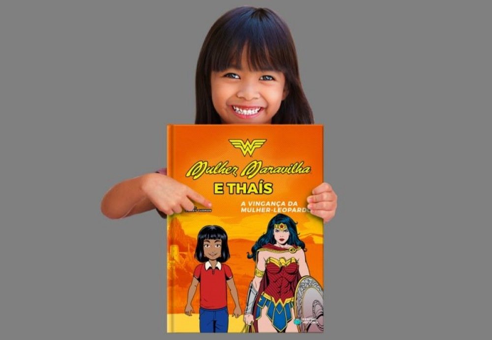 Crianças e os livros personalizados da plataforma Dentro da História