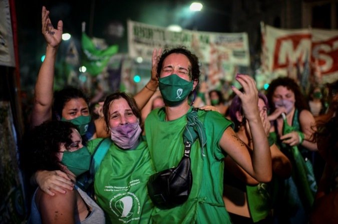 Ativistas pró-escolha comemoram depois que o Senado da Argentina aprovou um projeto de lei para legalizar o aborto em 30 de dezembro de 2020. - (crédito: RONALDO SCHEMIDT / AFP) Ativistas pró-escolha comemoram depois que o Senado da Argentina aprovou um projeto de lei para legalizar o aborto em 30 de dezembro de 2020. - (crédito: RONALDO SCHEMIDT / AFP)