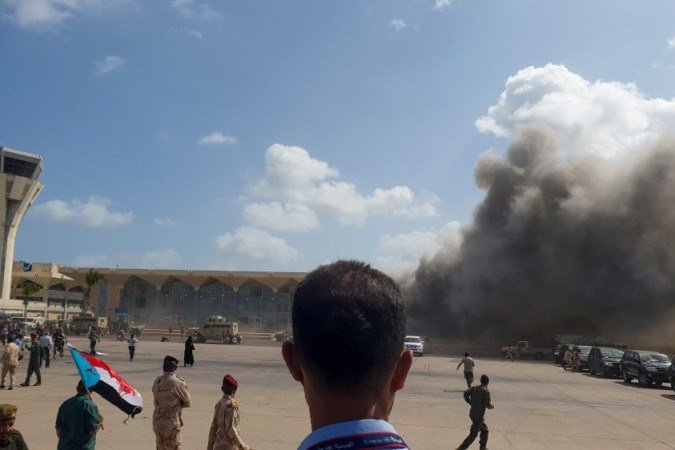 A fumaça sobe no aeroporto de Aden em 30 de dezembro de 2020, depois que explosões abalaram o aeroporto iemenita logo após a chegada de um avião que transportava membros de um novo governo de unidade. - (crédito: Saleh Al-OBEIDI / AFP) A fumaça sobe no aeroporto de Aden em 30 de dezembro de 2020, depois que explosões abalaram o aeroporto iemenita logo após a chegada de um avião que transportava membros de um novo governo de unidade. - (crédito: Saleh Al-OBEIDI / AFP)