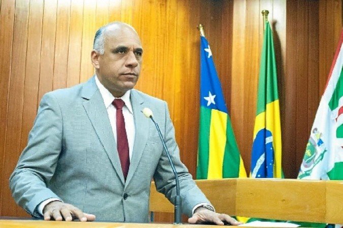 O prefeito de Goiânia Rogério Cruz (Solidariedade) assinou dois decretos exonerando 1.307 servidores e dispensando 655 funcionários comissionados
- (crédito: Reprodução/rede sociais) O prefeito de Goiânia Rogério Cruz (Solidariedade) assinou dois decretos exonerando 1.307 servidores e dispensando 655 funcionários comissionados
- (crédito: Reprodução/rede sociais)