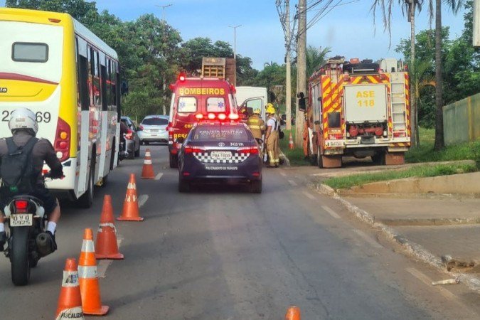 A via foi interditada durante o socorro -  (crédito: Divulgação/CBMDF)