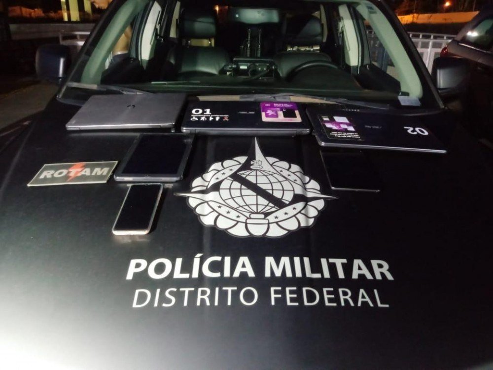 PM prende quatro por roubo, furtos, arma e drogas