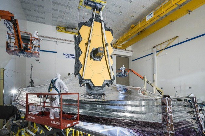 Engenheiros testam o protetor solar, uma das peças essenciais do telescópio James Webb - (crédito: Nasa/Divulgação) Engenheiros testam o protetor solar, uma das peças essenciais do telescópio James Webb - (crédito: Nasa/Divulgação)