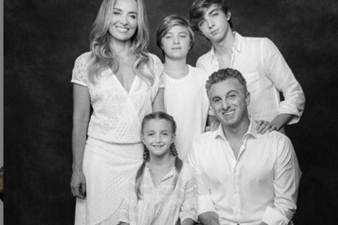 Luciano Huck postou foto em família para saudar 2021 - (crédito: Instagram/ Reprodução) Luciano Huck postou foto em família para saudar 2021 - (crédito: Instagram/ Reprodução)