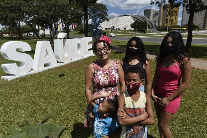 Lidiane e família, na Esplanada dos Ministérios no último da do ano: desejo de saúde para todos - (crédito: MINERVINO JUNIOR ) Lidiane e família, na Esplanada dos Ministérios no último da do ano: desejo de saúde para todos - (crédito: MINERVINO JUNIOR )