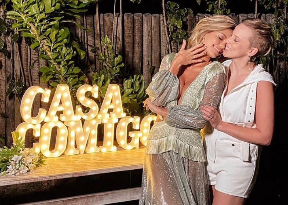 Vitória Strada e Marcella Rica anunciam noivado: 