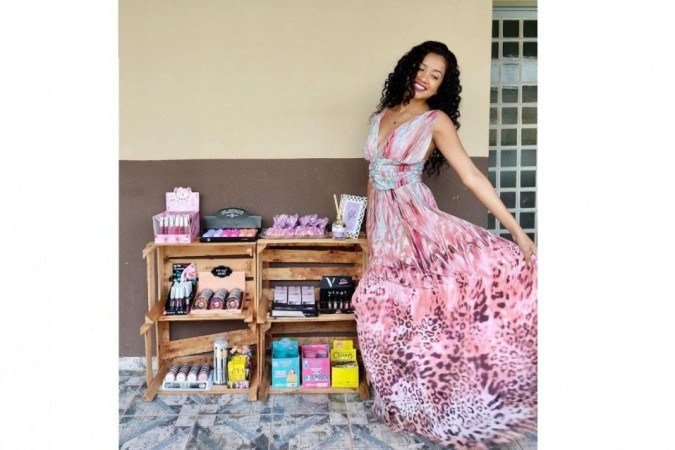 Estudante do 2º ano do ensino médio, Ana Beatriz da Silva Ribeiro começou a vender maquiagem e produtos de skincare