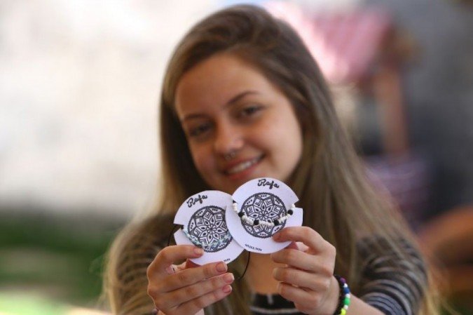 Rafaella Gentil, de 18 anos, abriu seu próprio negócio de bijuterias para conseguir uma renda extra