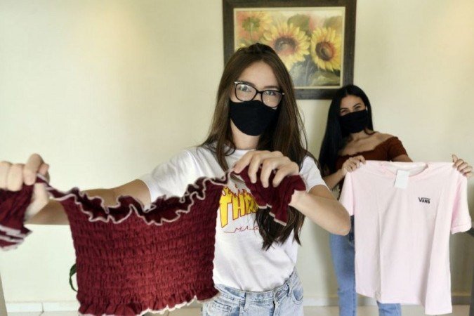 Aos 17 anos, Adriellen Gomes estudou e se planejou para montar uma lojinha de roupascom a irmã Suellen Cavalcante