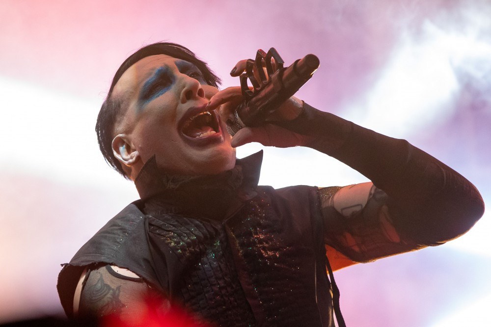 Marilyn Manson é alvo de mandado de prisão por cuspir em cinegrafista