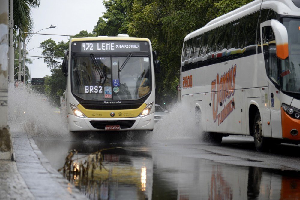 A chuva que atingiu o Rio de Janeiro na noite de ontem (12) e na madrugada de hoje (13) deixou pontos da cidade com bolsões d'água, árvores e postes derrubados. 