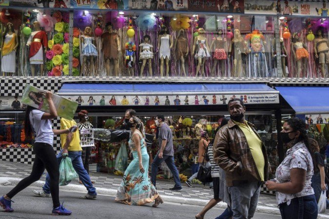 Pessoas caminham por uma rua comercial no centro de São Paulo, Brasil. - (crédito: AFP / Nelson ALMEIDA) Pessoas caminham por uma rua comercial no centro de São Paulo, Brasil. - (crédito: AFP / Nelson ALMEIDA)