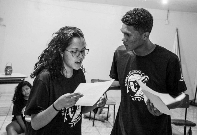 Estudantes do Centro de Ensino Médio 9 de Ceilândia durante oficinas teatrais  